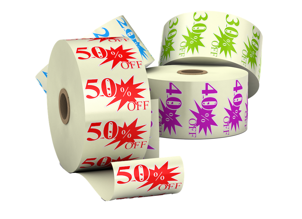 tres-pegatinas-de-codigo-de-barras-en-una-bobina-aislado-sobre-un-fondo-blanco